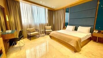 Standard Room, 1 Bedroom | Minibar, in-room safe, desk, soundproofing