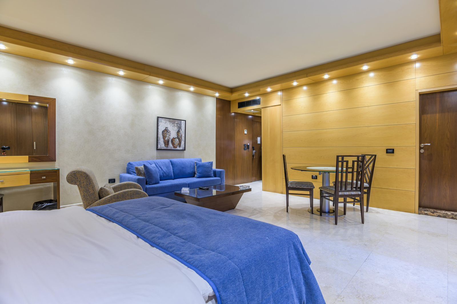 executive suite, 1 king bed, hot tub | living area | lcd tv