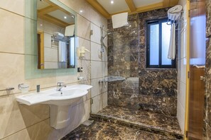 Bathroom shower - Lahoya Verdun (Beirut)