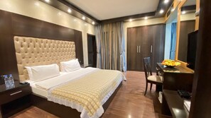 Minibar, in-room safe, desk, soundproofing - Lahoya Verdun (Beirut)