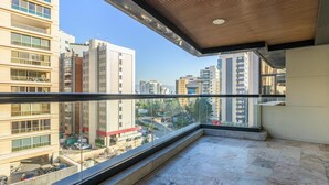 Un balcón con vistas a edificios circundantes y un cielo despejado.