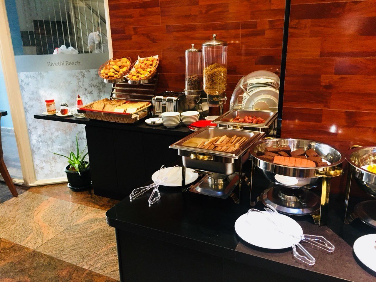 Una mesa de buffet con diferentes alimentos y aderezos.