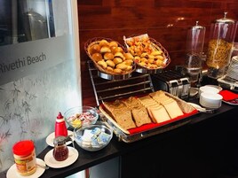 Desayuno buffet diario (USD 10 por persona)