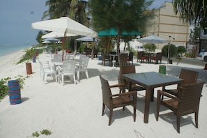 Outdoor dining - Rivethi Beach hotel (Hulhumalé)