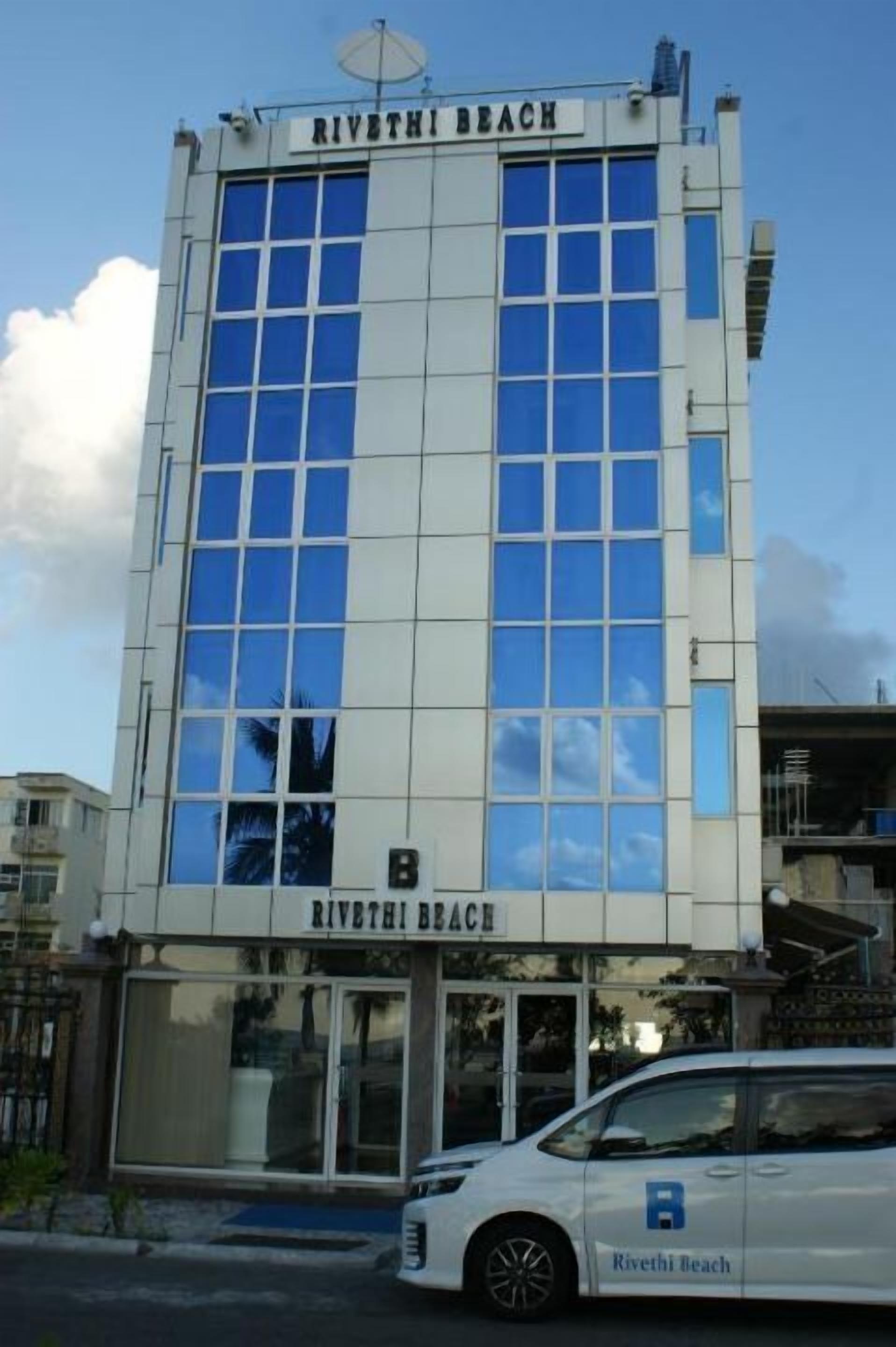 Un edificio con el cartel 