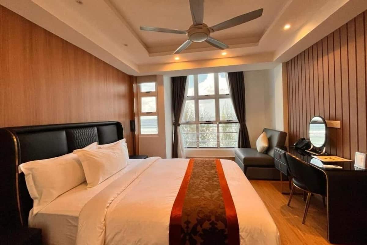 Royal studio suite, niet-roken, uitzicht op zee | 1 slaapkamer, luxe beddengoed, een minibar, een kluis op de kamer
