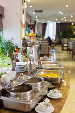 Ein Buffet mit verschiedenen Speisebehältern und Serviergeschirr.