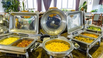 Daily buffet breakfast (VND 120000 per person)