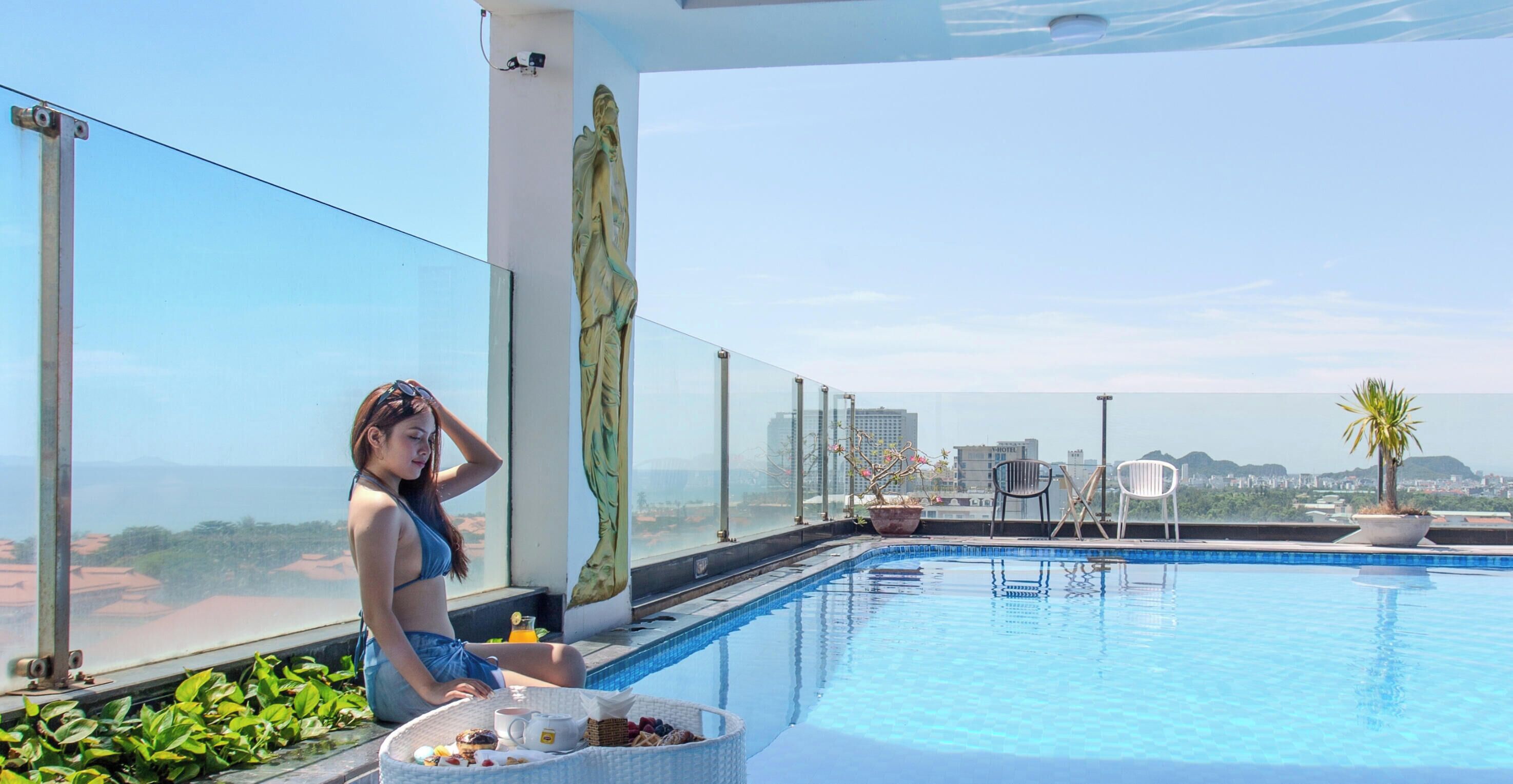 Utendørsbasseng, bassengparasoller og solsenger