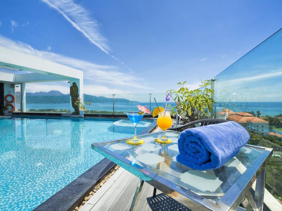 Piscina externa, funciona das 6h às 22h, guarda-sóis, espreguiçadeiras