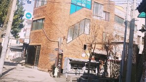 Un edificio de varios pisos con un letrero que dice "Backfucker's Bookstore".