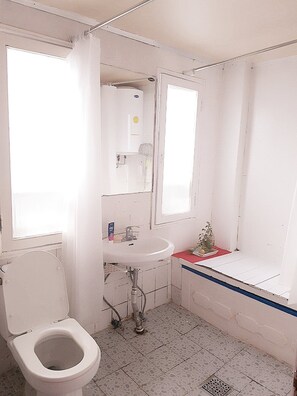 Phòng tập thể, chỉ dành cho nữ | Phòng tắm | Buồng tắm vòi sen, đồ dùng nhà tắm miễn phí, máy sấy tóc, khăn tắm 