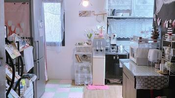 Shared Dormitory, Women only | Private kitchen | Stovetop, cookware/dishes/utensils