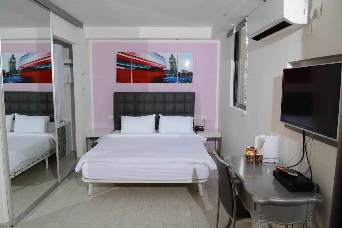 Premium bedding, in-room safe, desk