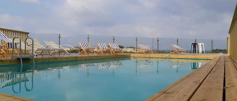 Piscine extérieure (ouverte en saison), parasols de plage