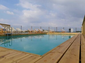 Piscine extérieure (ouverte en saison), parasols de plage
