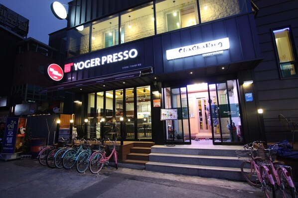 Front of property - evening/night - Chacharang Guesthouse (Gyeongju)