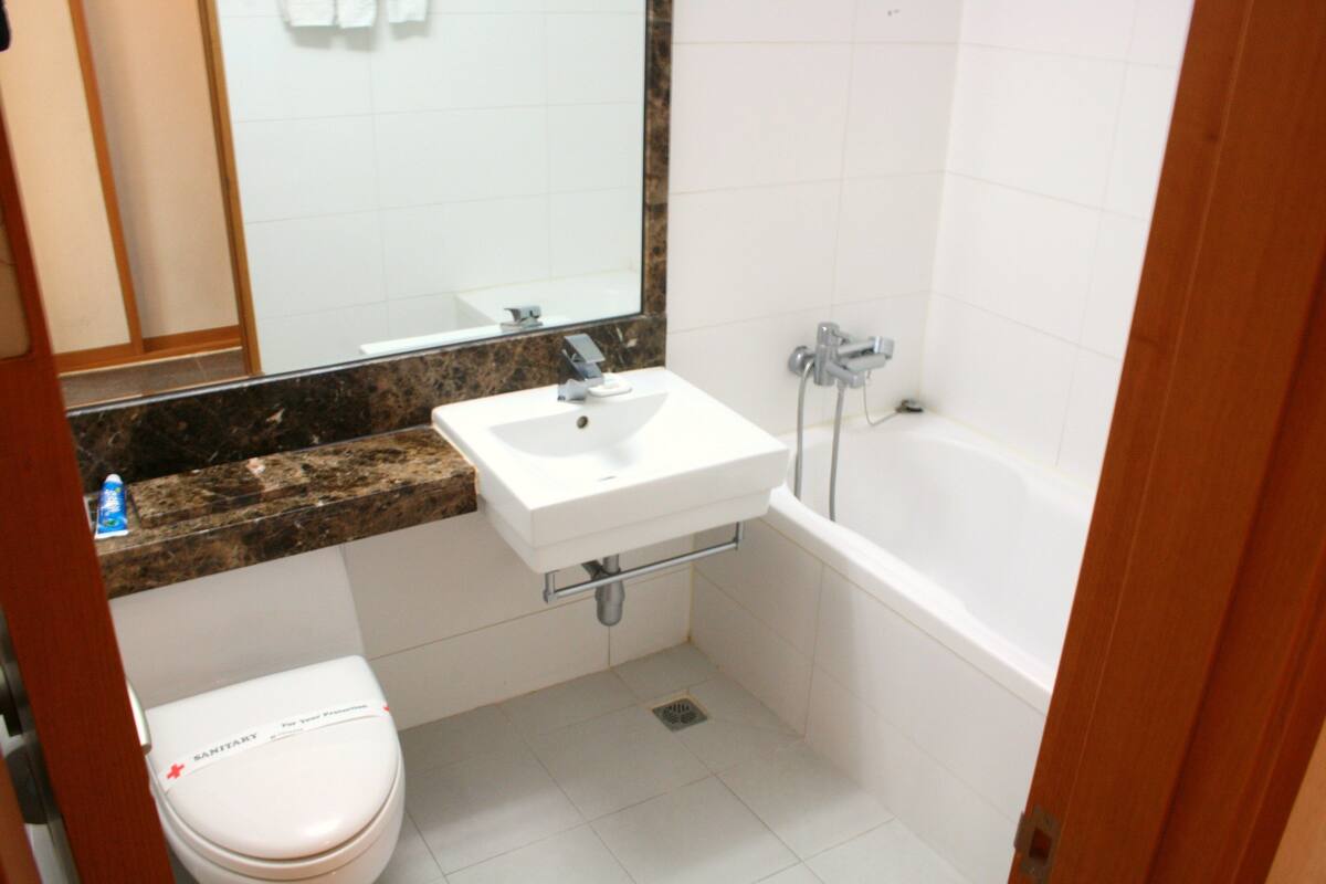 ondol suite | bathroom | shower, hair dryer