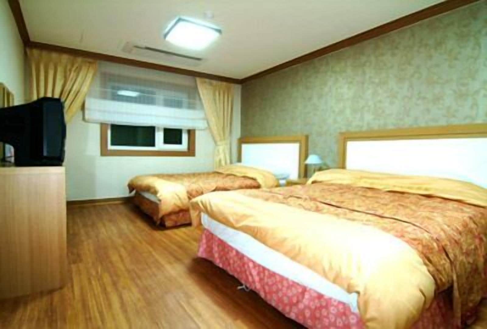 twin suite | blackout curtains, free wifi, bed sheets, wheelchair access