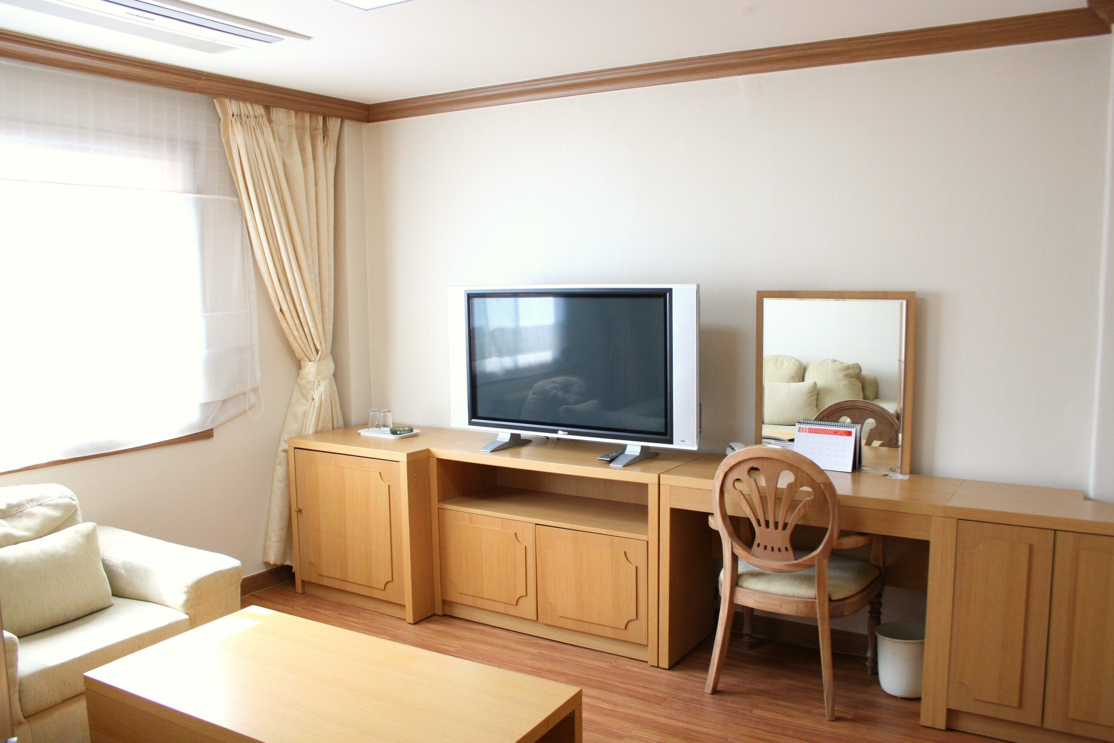 twin suite | blackout curtains, free wifi, bed sheets, wheelchair access