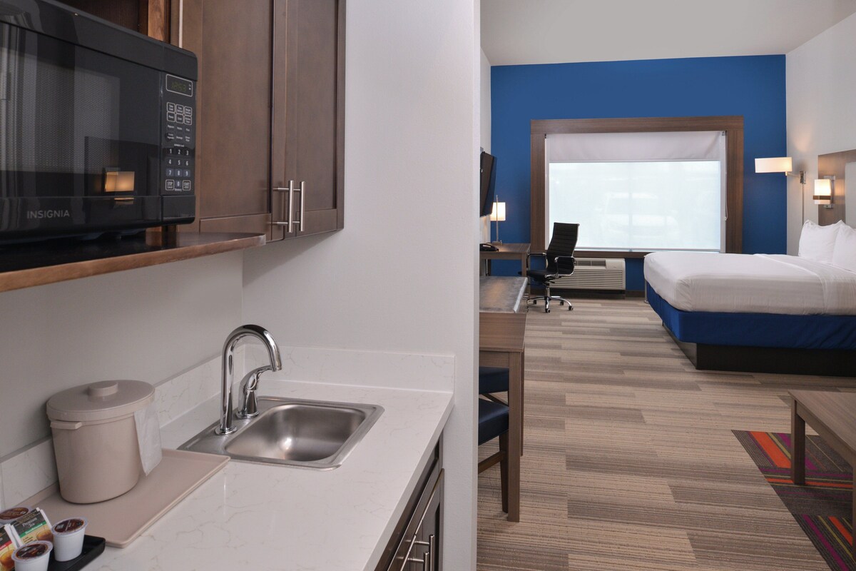 In-room safe, desk, laptop workspace, blackout curtains