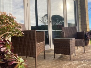 Terrace/patio - Sow and Piglets Guesthouse - Hostel (Port Campbell)