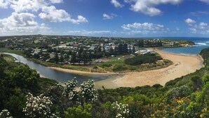 Une ville côtière dotée d’une plage, d’une rivière et d’un quartier résidentiel.