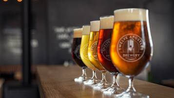 Varias copas de cerveza sobre una barra de madera.