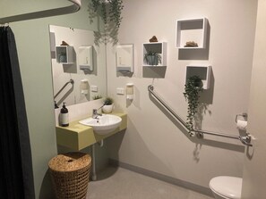 Bathroom - Sow and Piglets Guesthouse - Hostel (Port Campbell)