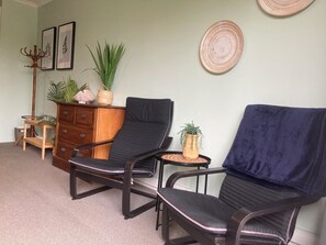 Family Room | Individually decorated, individually furnished, bed sheets - Sow and Piglets Guesthouse - Hostel (Port Campbell)