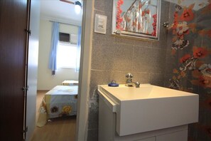 Apartamento standard, 1 quarto, cozinha americana | Pia do banheiro