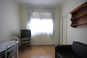 Apartamento standard, 1 quarto, cozinha americana | Sala de estar | TV