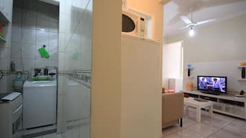 Departamento estándar, 1 habitación, cocina | Área de sala de estar | Televisión de pantalla plana y reproductor de DVD