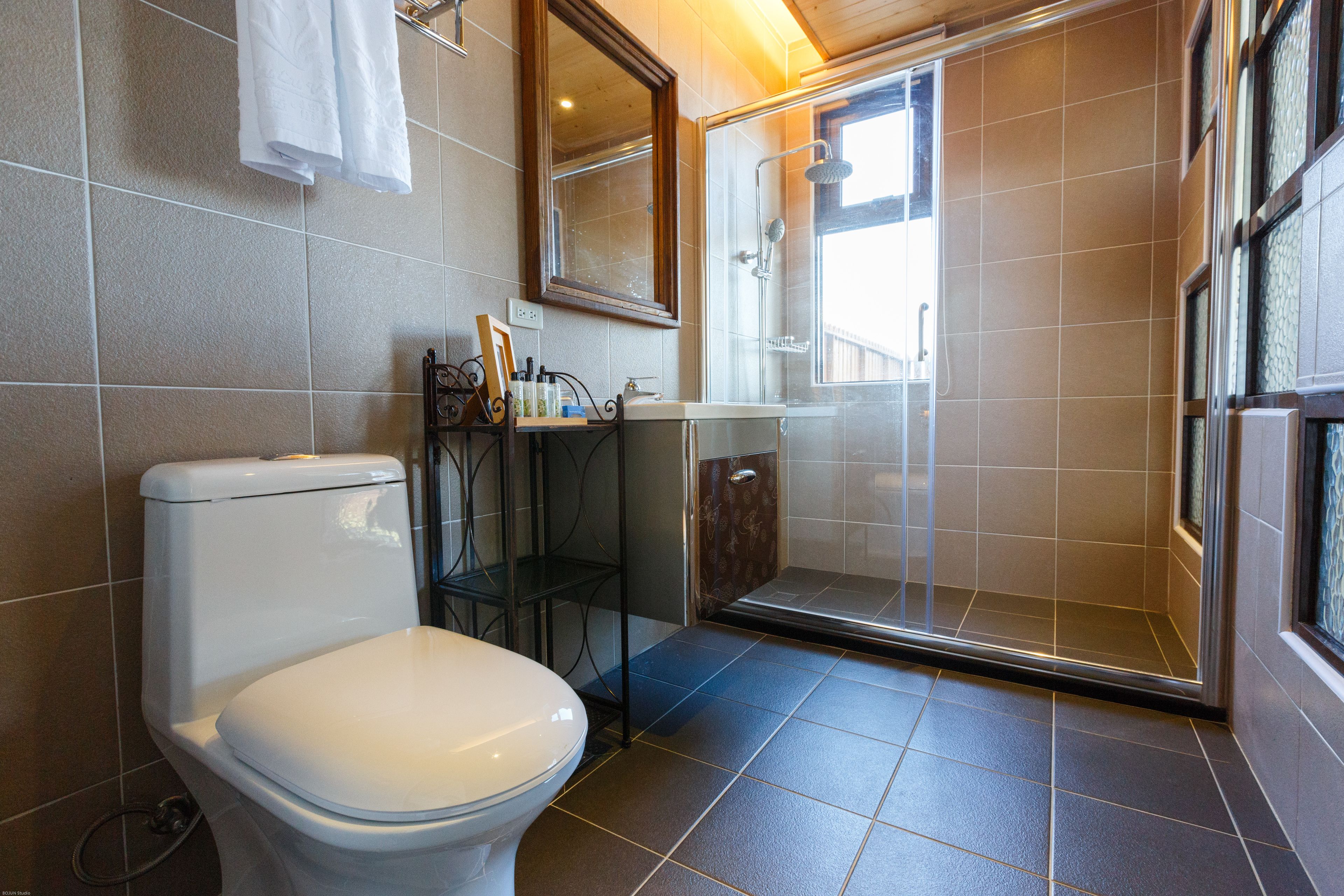 economy double room | bathroom | free toiletries, hair dryer, slippers, towels