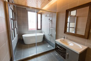 Superior Double Room | Bathroom | Free toiletries, hair dryer, slippers, towels - Leisure LULU VILLA (Hengchun)
