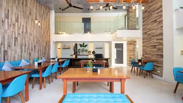 Se sirven desayunos, almuerzos, cenas y cocina asiática