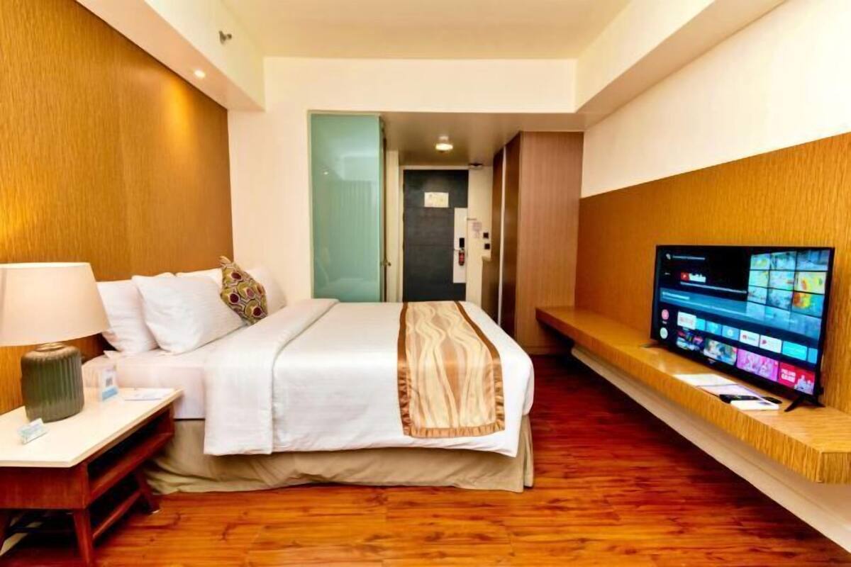 Minibar, in-room safe, desk, laptop workspace