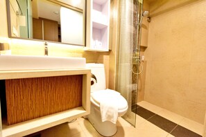 Ducha, artículos de tocador gratuitos, secador de pelo, bidet