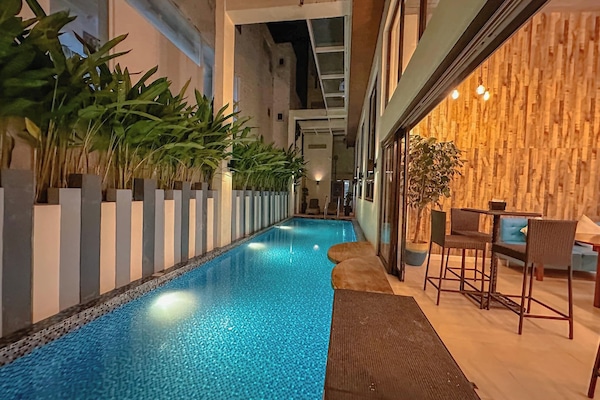 Hồ bơi ngoài trời