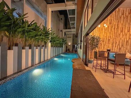 Una piscina al aire libre
