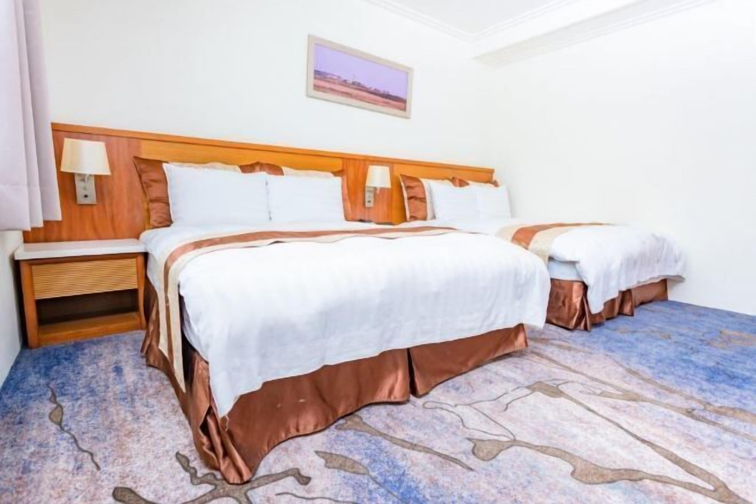 Desk, soundproofing, free WiFi