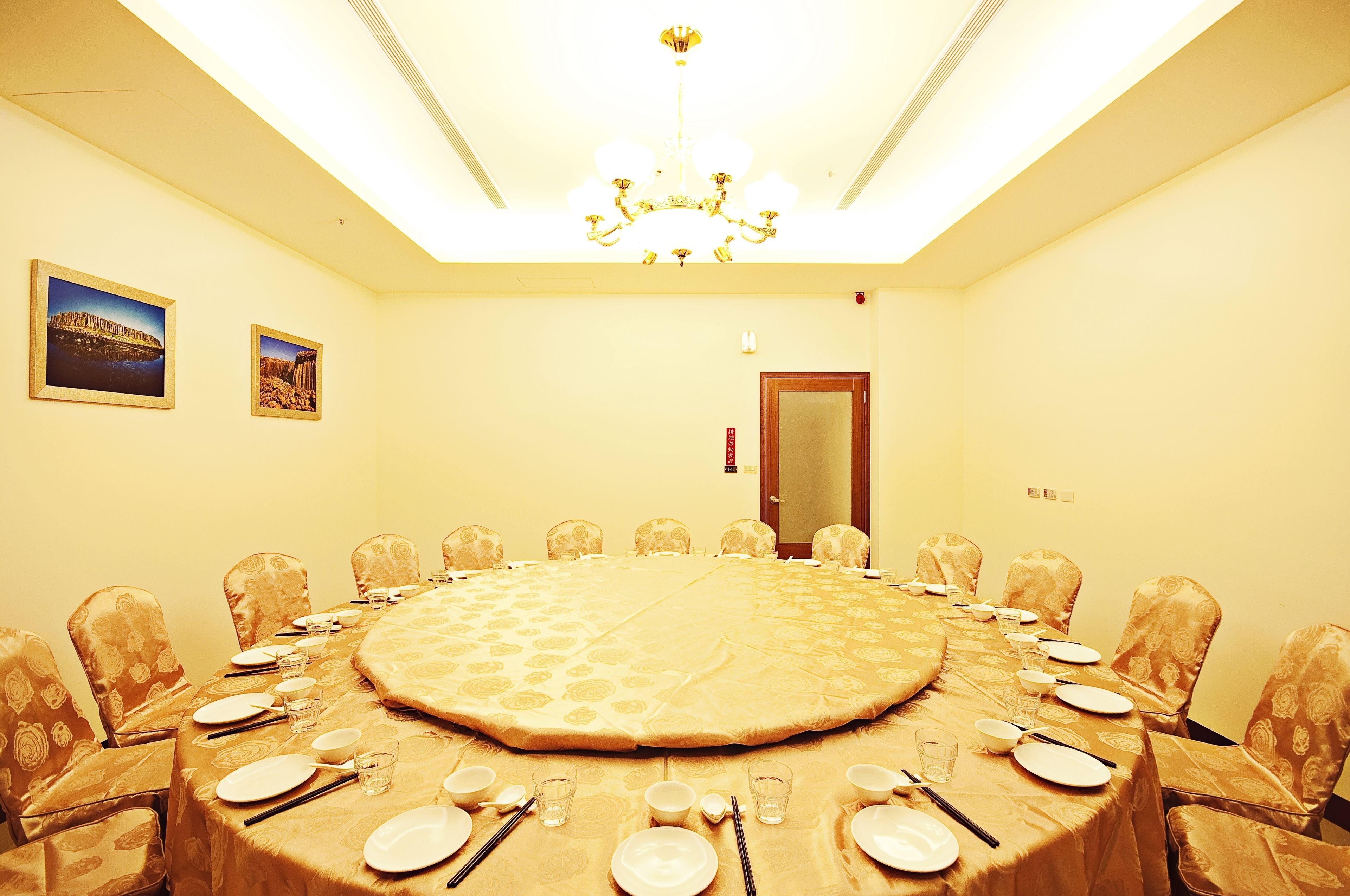 2 restaurants, lunch, dinner served; chinese cuisine