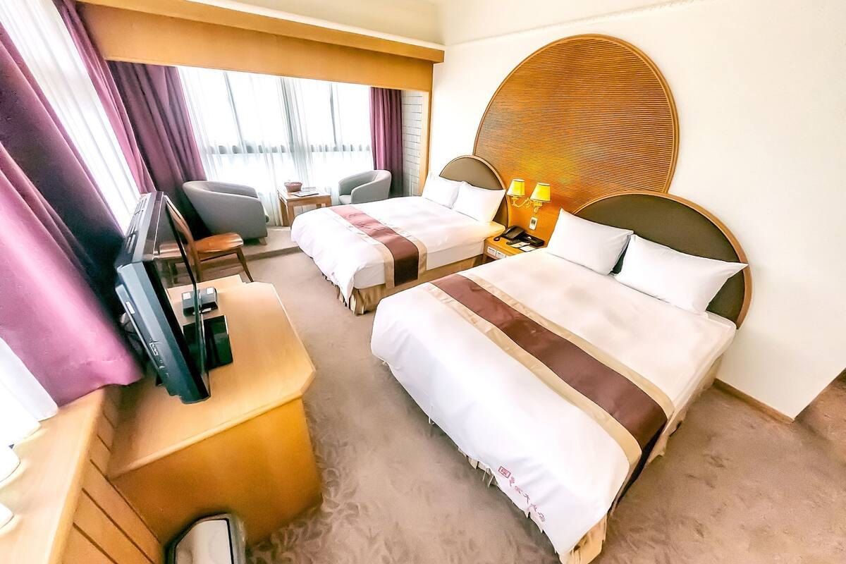 family room | desk, free wifi