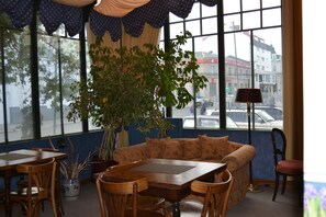 供應午餐，地區料理