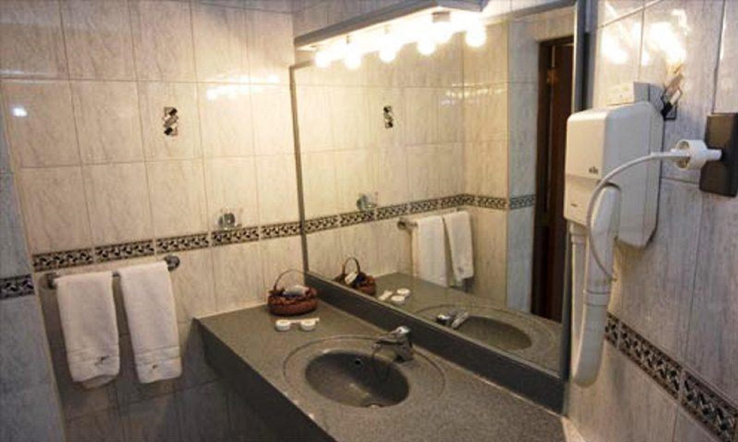 Bathroom | Free toiletries, towels