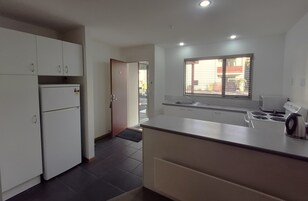 Caja de seguridad en la habitación y tabla de planchar con plancha 