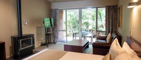 行政开间套房 | 客房内保险箱、熨斗/熨衣板、免费 WiFi、床单