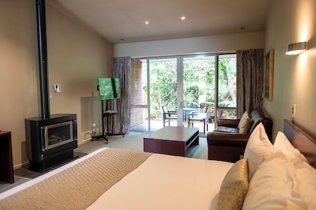 Executive Studio Suite | In-room safe, iron/ironing board, free WiFi, bed sheets