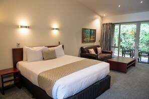 Caja de seguridad en la habitación y tabla de planchar con plancha