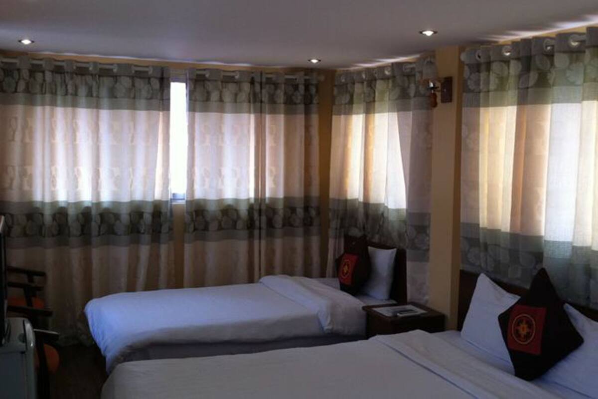 Twin Room | In-room safe, desk, blackout drapes, WiFi (free)